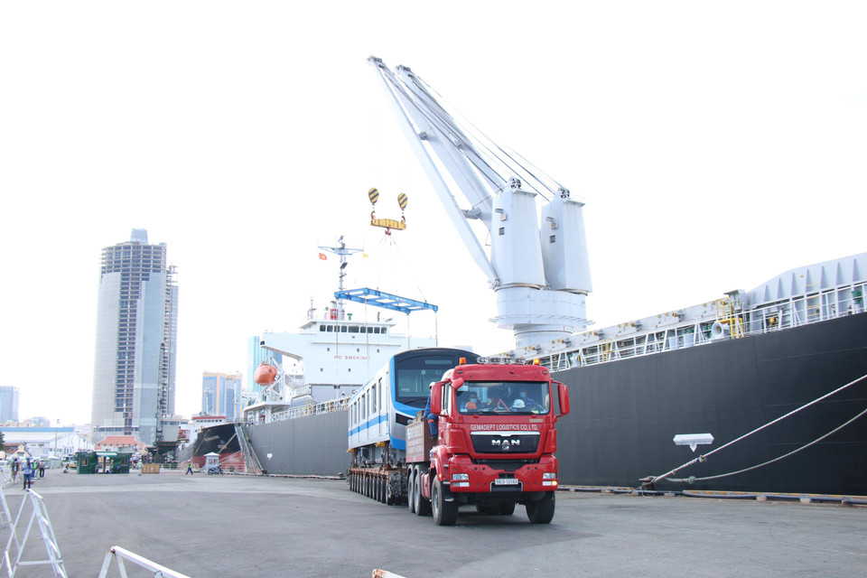 Вагоны доставлены на специальном сверхдлинном и сверхтяжелом транспортере в депо Лонгбинь. (Фото: ВИА)