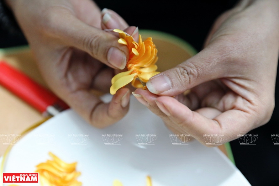 Брошь в виде хризантемы