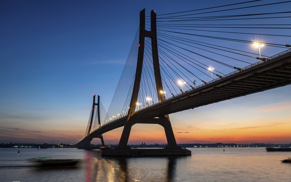 Мост Вамконг на рассвете, когда система освещения на мосту не выключилась. (Фото: vnexpress)