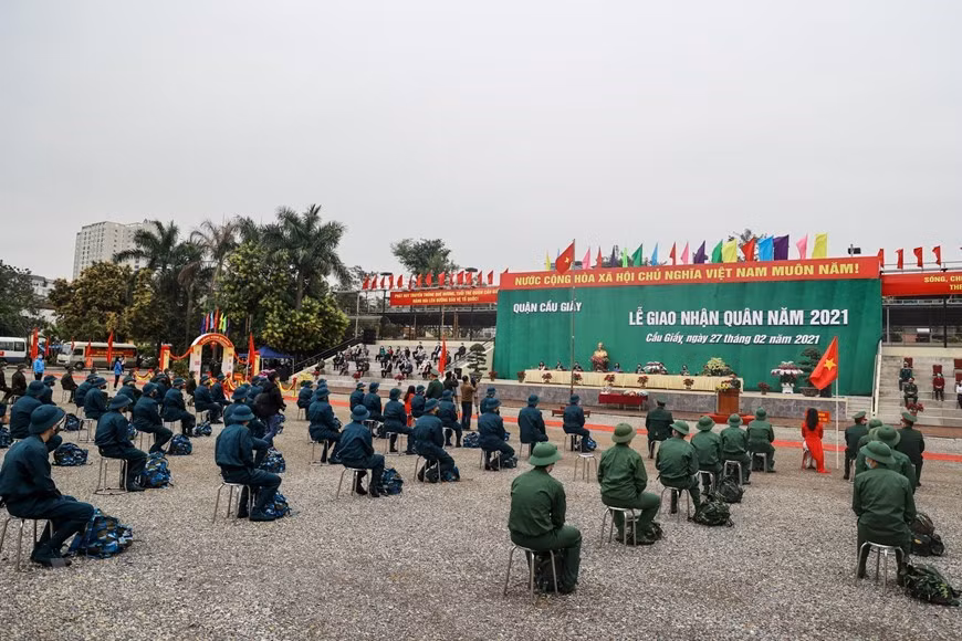 В районах Ханоя проводятся церемонии провода новобранцев в армию. (Фото: Vietnam +)