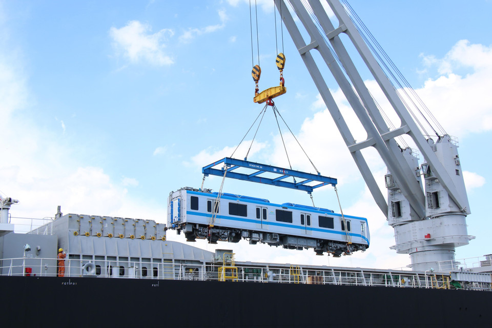 Первый вагон поезда № 4 отбуксирован с корабля Пуланг Тала. (Фото: ВИА)