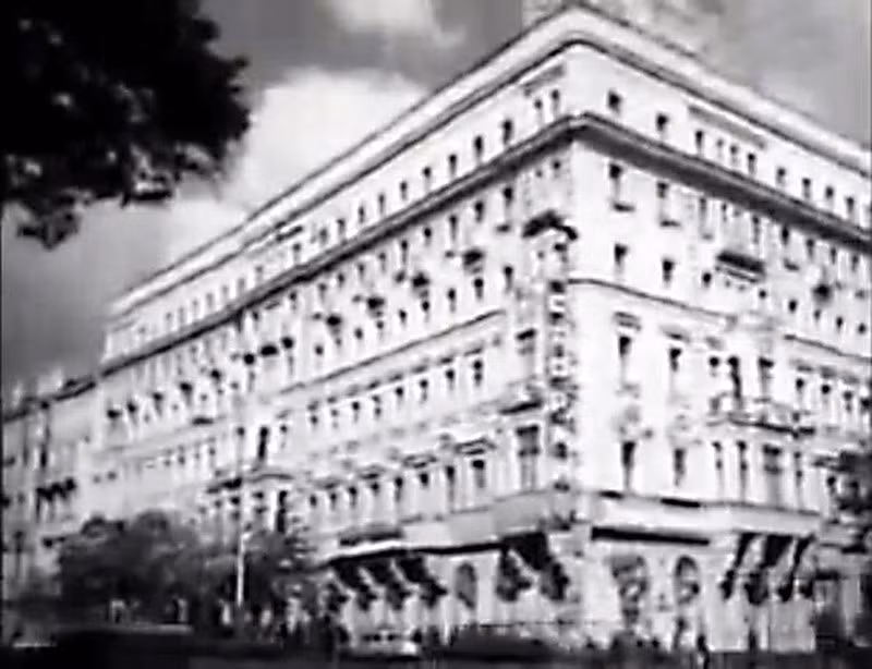 В 1923 году Нгуен Ай Куок прибыл в Москву (Советский Союз), приняв участие в деятельность Коммунистического Интернационала. Здесь он жил и работал с конца 1923 по начало 1924 года, в отеле «Люкс» на Тверской улице, 10. Отель «Люкс» тогда был местом проживания для лидеров рабочего класса со всего мира, которые приехали в Москву к Коммунистическому Интернационалу. (Фото: материал ВИА)