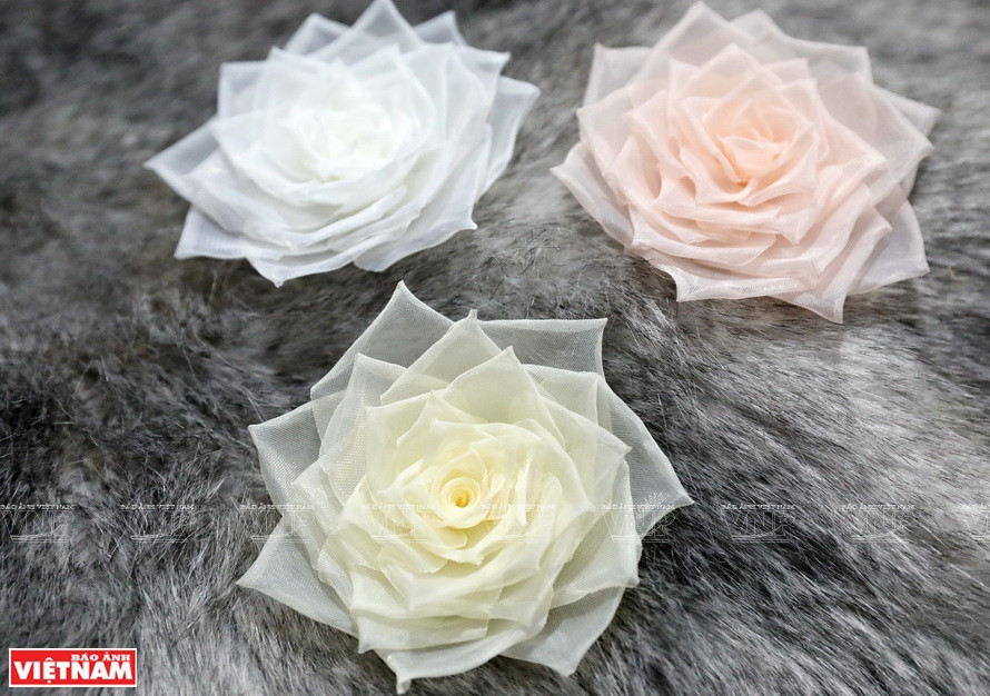 Броши в виде цветов из разных материалов, стилей