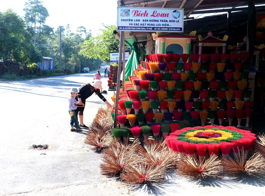 Красочные пучки благовоний. (Фото: Тыонг Ви/ВИА)
