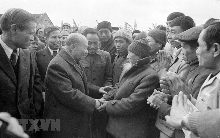 Товарищ Чыонг Тьинь посетил почтенных жителей в общине Шайшон, уезд Куок-оай, провинция Хашонбинь, 3 февраля 1984 г. (ныне в уезд Куок-оай, город Ханой). (Фото: Ким Хунг / ВИА)
