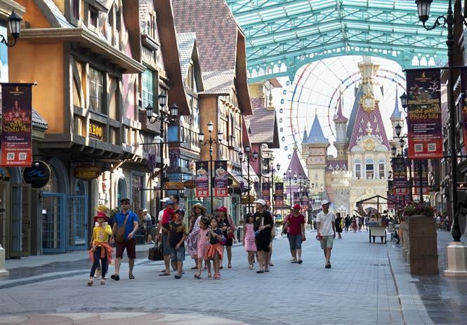 Туристы на острове Фукуок (провинция Киенжанг). (Фото: ВИА)