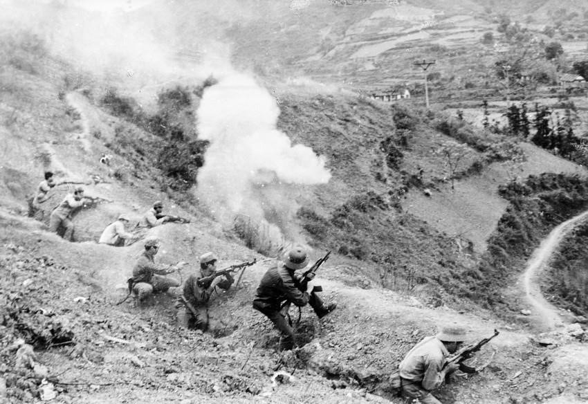 9. Отважные вооруженные милиционеры, сражавшиеся за крепость Донгданг (провинция Лангшон) во время войны за защиту северной границы, февраль 1979 года. (Фото: ВИА)