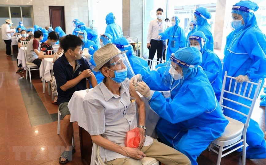 Департамент здравоохранения инструктирует по организации инъекционной линии от приема, осмотра, скрининга, консультирования и постинъекционного мониторинга для обеспечения максимальной безопасности людей по требованиям Министерства здравоохранения. (Фото: ВИА)