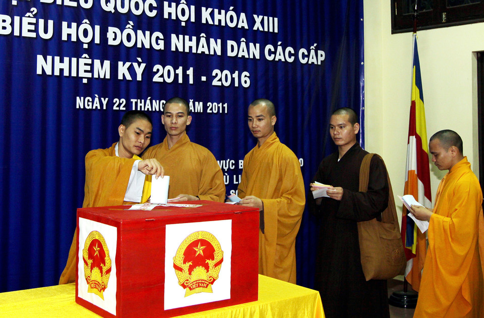 Монахи исполняют свои гражданские обязанности на избирательном участке № 20 общины Фулинь уезда Шокшон для избрания депутатов Национального собрания 13-го созыва и народных советов всех уровней на срок полномочий 2011–2016 годов. (Фото: ВИА)