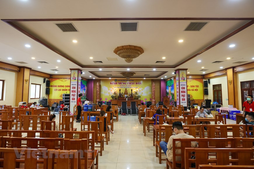 Те, кто регистрируется для сдачи крови, прибывают в разное время, чтобы избежать больших накопление людей. (Фото: ВИА)