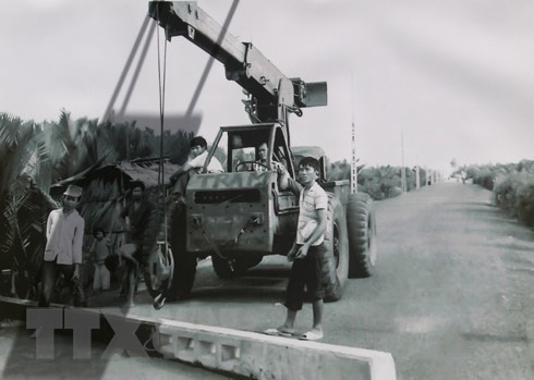 27 января 1990 г. председатель Государственного совета Во Тьи Конг подписал Постановление о качестве товаров. (Фото: Минь Диен /ВИА)