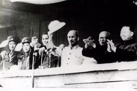 1 января 1955 года десятки тысяч жителей в Ханое провели митинг и марш, приветствуя возвращение ЦК КПВ, правительства и президента Хо в столицу после почти 9 лет эвакуации во Вьетбаке, отсюда возглавляя войну сопротивления против французских колонизаторов. (Фото: ВИА)