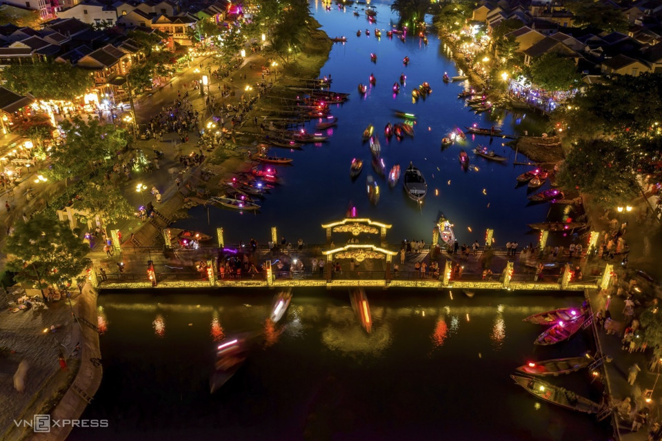 Ночь фонарей на реке Хоай возле моста Анхой, провинция Куангнам. (Фото: vnexpress)