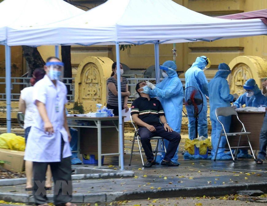 Тестируют людей, живущих в районах с большим количеством инфицированных COVID-19, очагов эпидемии, высокой плотностью населения и высоким риском вспышек заболеваний. (Фото: ВИА)