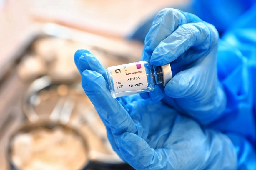 Вакцина AstraZeneca вводится пожилым людям в районе Хоанкием. (Фото: ВИА)