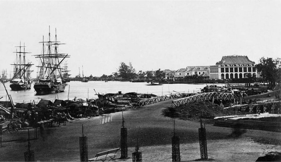 Пристань Ньяронг (Сайгон) в начале ХХ века. Отсюда 5 июня 1911 года молодой патриот Нгуен Тат Тхань покинул страну на корабле «Адмирал Латуш-Тревиль», чтобы осуществить свое стремление освободить страну от рабства колонизаторов и империалистов. (Фото: материал ВИА)