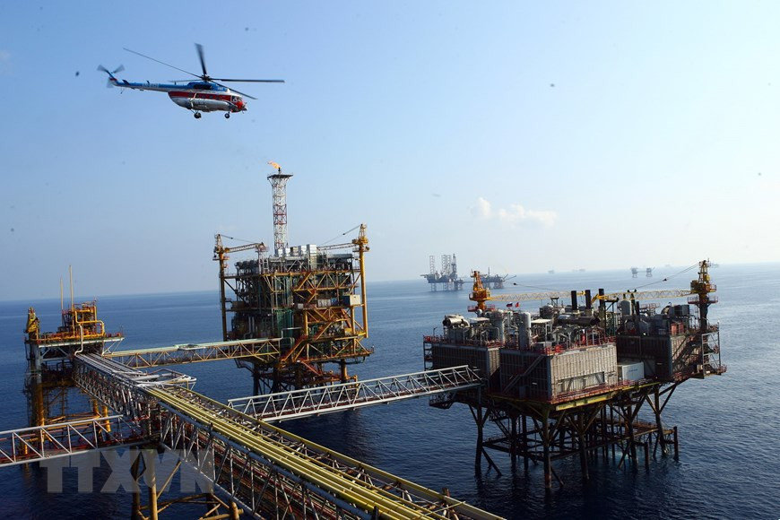 Центральная технологическая буровая установка № 2 включает 4 плавучих сооружения на море: центральную технологическую буровую установку, установку для прессования пластов, установку воздушного компрессора и помещения для персонала. (Фото: ВИА)