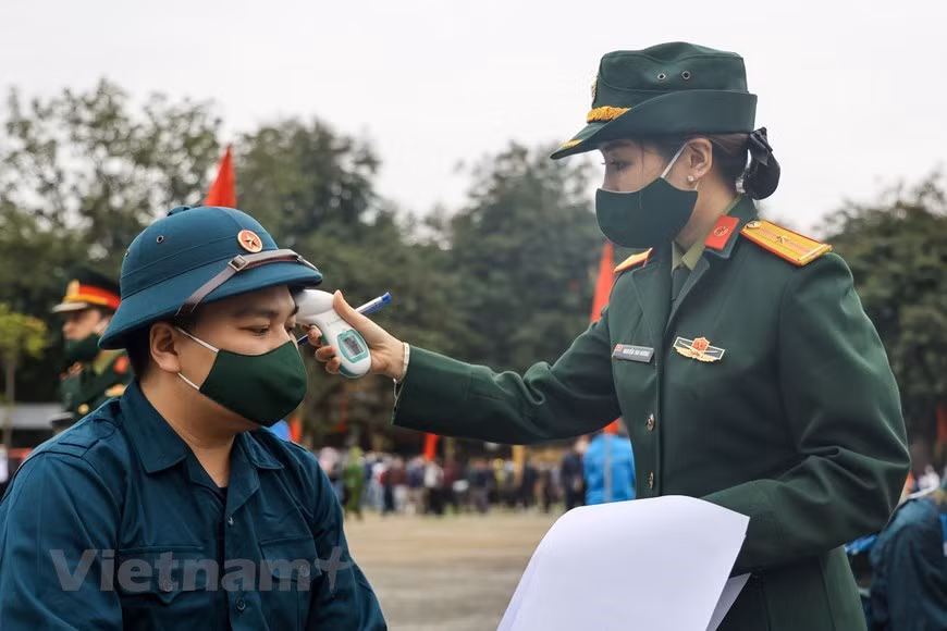 Измеряется температура тела новобранцев. (Фото: Vietnam +)