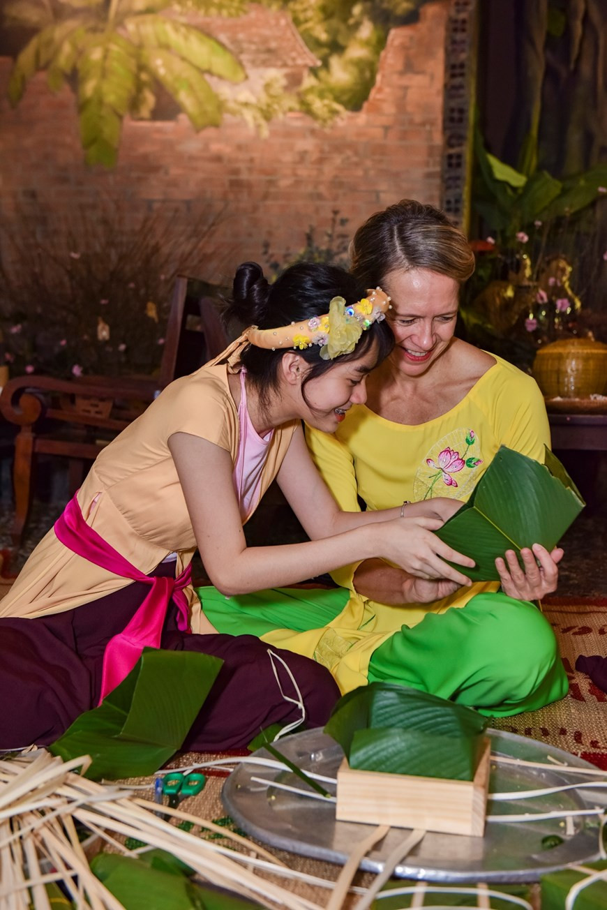 Иностранцы пробуют сами делать баньчынг. (Фото: Vietnam +)