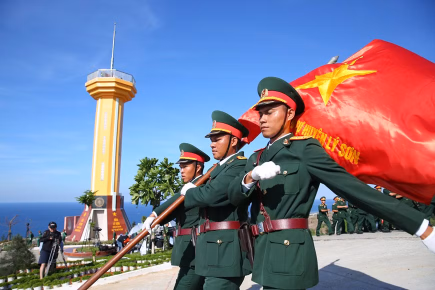 Солдаты на острове Лишон совершают церемонию поднятия флага. (Фото: Лам Фан / Vietnam +)