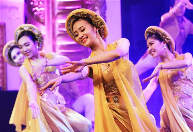 Танцевально-певческий спектакль «Колыбельная обезвожить» с исполнением юного ханойского танца. (Фото: ВИА)