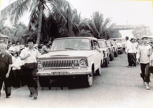 Церемония открытия маршрута Нябе - Зуйенхай (Хошимин) в 10-ю годовщину полного освобождения Юга и воссоединения Вьетнама (30 апреля 1975 г. - 30 апреля 1985 г.). (Фото: ВИА)