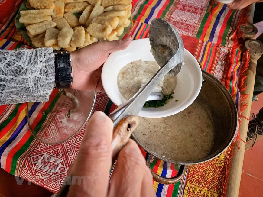У них может уйти целый день, чтобы поймать такую небольшую рыбу, как мунг (востробрюшки), чай (спинибарбус калдвелли) и тилапия, но этого достаточно, чтобы они почувствовали себя вполне счастливыми. Есть рыбную кашу, наслаждаясь расслабляющим видом в доме с проживанием в семье Lake View. Хоабинь благословлен рекой Да - богатым источником водных видов в северо-западном регионе. Рыба в чистой реке вкусная и готовится по разным рецептам. Раньше рыбаки использовали бамбуковые удочки, рис и сладкий картофель в качестве приманки, но теперь все изменилось с использованием карбоновых удочек, катушек и смешанных приманок, купленных на рынке. У них может уйти целый день, чтобы поймать такую небольшую рыбу, как мунг (востробрюшки), чай (спинибарбус калдвелли) и тилапия, но этого достаточно, чтобы они почувствовали себя вполне счастливыми. (Фото: Вьетнам+) 