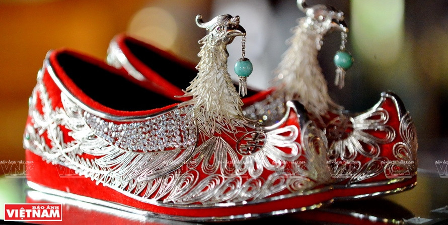 Обувь из парчи, вышитая серебряной нитью, выполненная ювелирами Хюэ. (Фото: ИЖВ)
