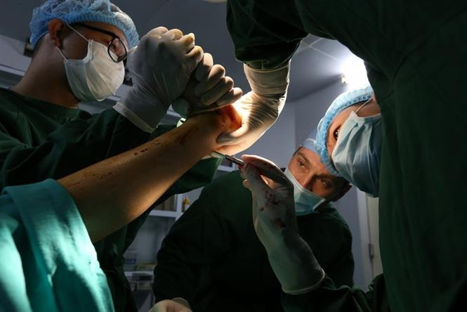 Ортопедическая и реабилитационная больница Ханоя в сотрудничестве с международной организацией MOI и AOFAS организует бесплатное обследование и хирургическое вмешательство для пациентов с пороками развития двигательной системы и людей с ограниченными возможностями. (Фото: ВИА)