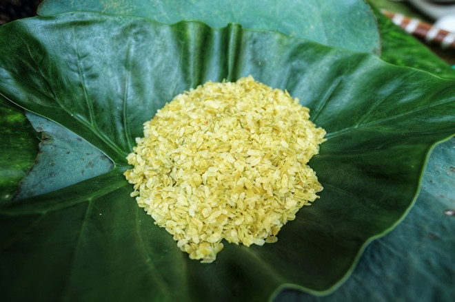 Ароматные ком заворачивается в 2 слоя листьев, обычно лотосовых, что усиливает аромат. (Фото: ИЖВ)