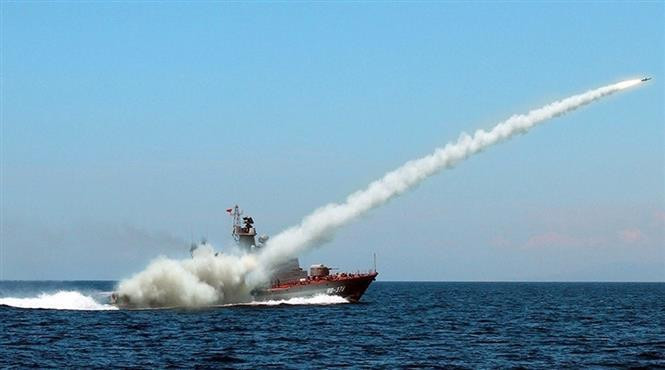 Современный ракетный корабль HQ-378 167-й бригады (2-го военно-морского округа) проводит учения с боевой стрельбой в море. (Фото: : архив ВИА)