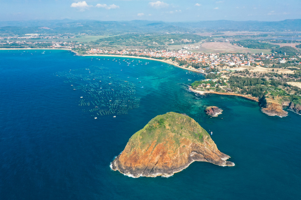 Еще одна привлекательная туристическая достопримечательность земли «желтых цветов и зеленой травы» Фуйен – остров Хон-йен. Остров расположен более чем в 20 км от города Туйхоа, в деревне Ньонхой, уезд Туй-ан. (Фото: vnexpress.net)