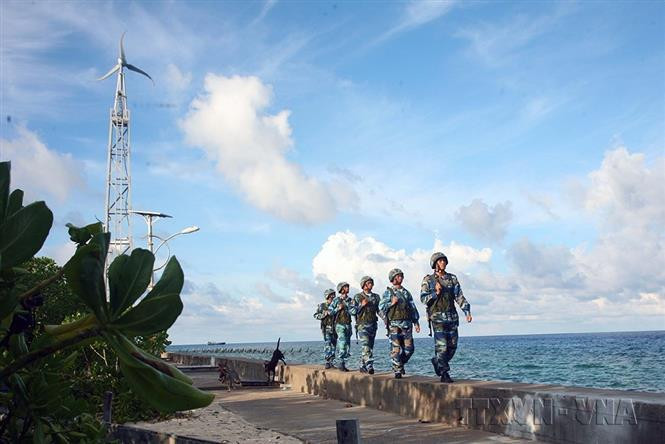 Солдаты на острове Чыонгша держат бдительность, защищая суверенитет страны над морем и островами. (Фото: ВИА)