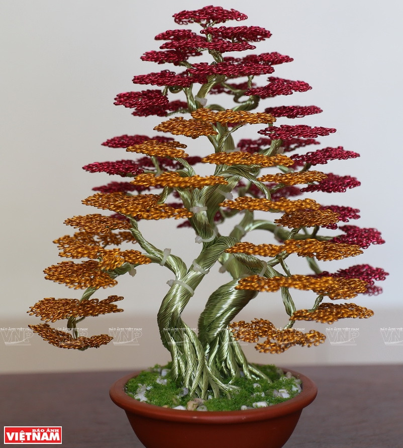 Некоторые работы бонсай из медной и алюминиевой проволоки Фам Ван Зоаня. (Фото: ИЖВ)