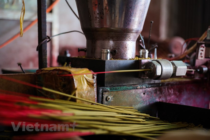 В последние несколько десятилетий, ремесло сильно развивалось, привлекая участие многих рабочих в общине Куангфу Кау. (Фото: ВИА)