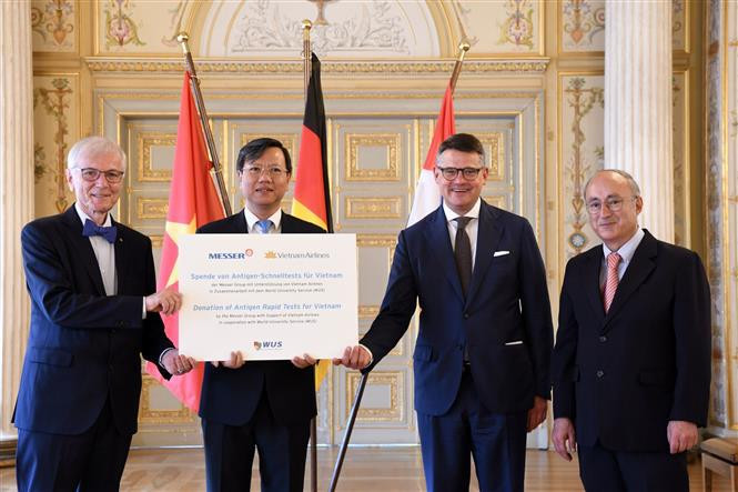 Правительство земли Гессен и группа компаний Messer в Германии пожертвовали 160.000 наборов для экспресс-тестов на вирус SARS-Cov-2 на общую сумму около 500.000 евро во Вьетнам, чтобы поддержать вьетнамского народа в борьбе с пандемией COVID-19, 15 июля 2021 г., в здании парламента земли Гессен Германии. (Фото: ВИА)