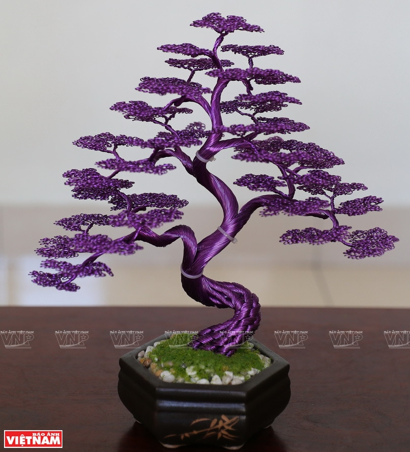 Некоторые работы бонсай из медной и алюминиевой проволоки Фам Ван Зоаня. (Фото: ИЖВ)