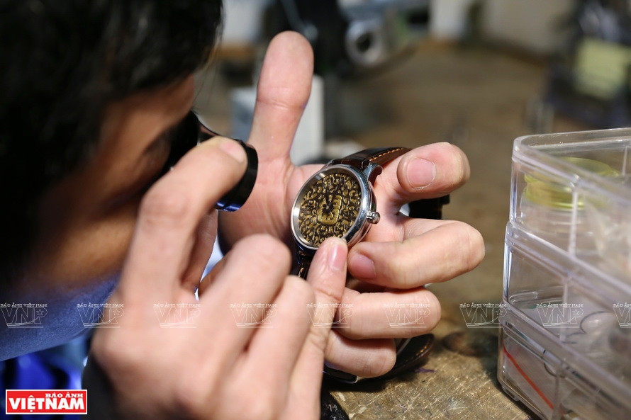 Использовать микроскоп, чтобы проверить толщину циферблата. (Фото: ИЖВ)