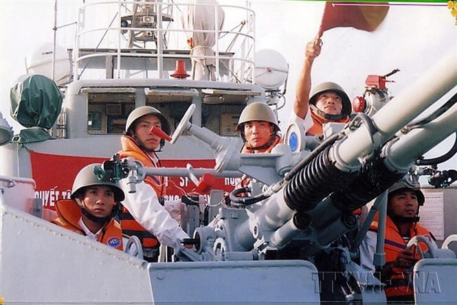 Бойцы артиллерийского корабля HQ-53 170-й бригады отрабатывают боевую готовность воздух-воздух. (Фото: ВИА)