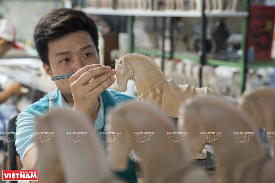 Формовка художественной керамики на производственном предприятии в Лай Тхиеу. (Фото: ИЖВ)