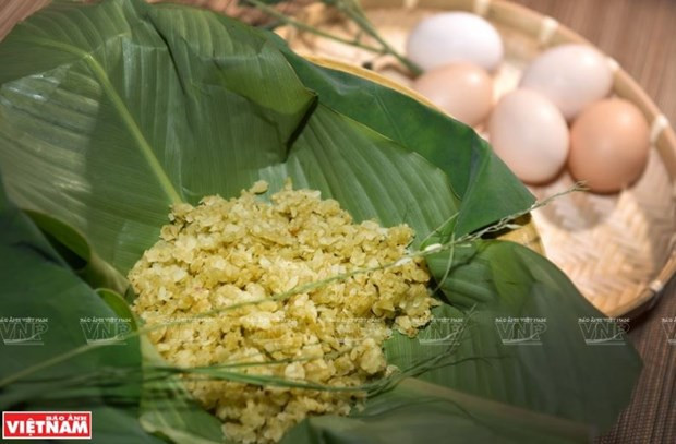 Ханойцы готовят омлет из кома и яйца. (Фото: ИЖВ)