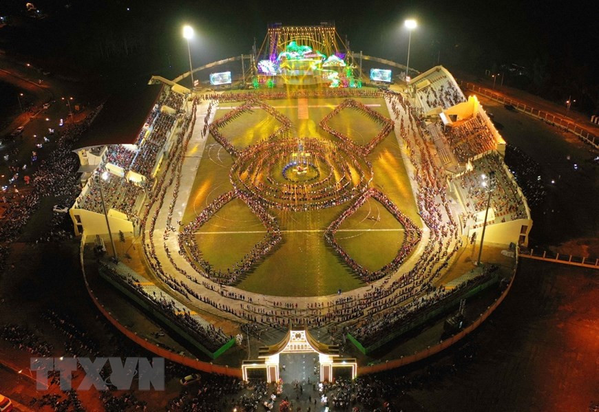 «Сое» с участием самого большого количества людей на церемонии открытия Недели культуры и туризма Мыонгло и Фестиваля террасных полей Мукангчай 2017 (пров. Йенбай). (Фото: ВИА)