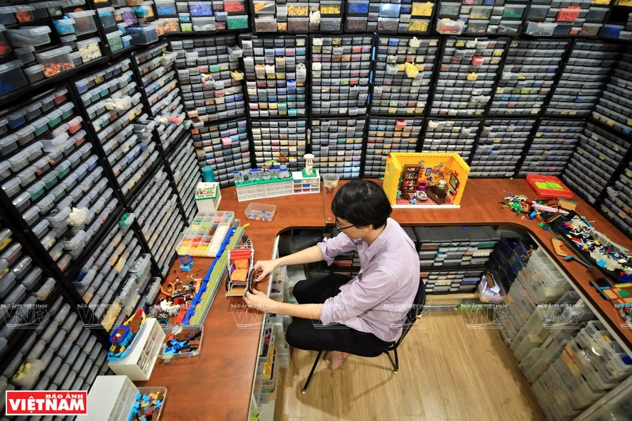  Маленькая комната была забита коробками, ящиками и шкафами, заполненными деталями Lego. (Фото: ИЖВ)