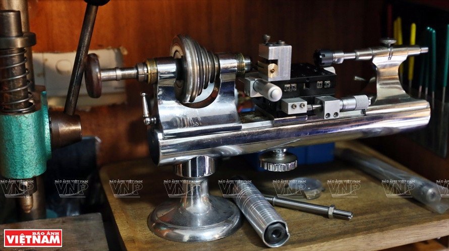Малый токарный станок для изготовления заготовок циферблатов. (Фото: ИЖВ)
