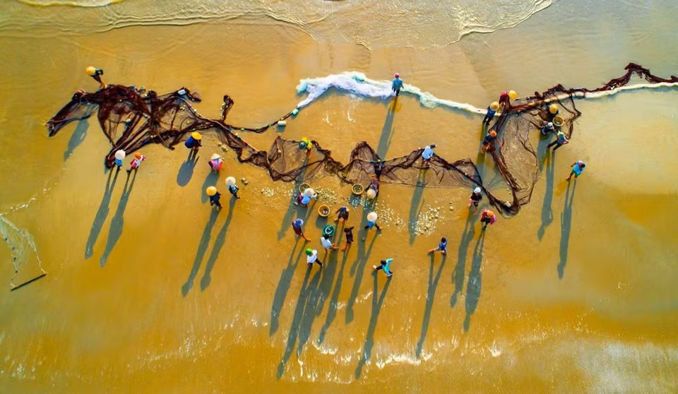 Рыбаки тянут сети на море Локха. (Фото: vnexpress.net)