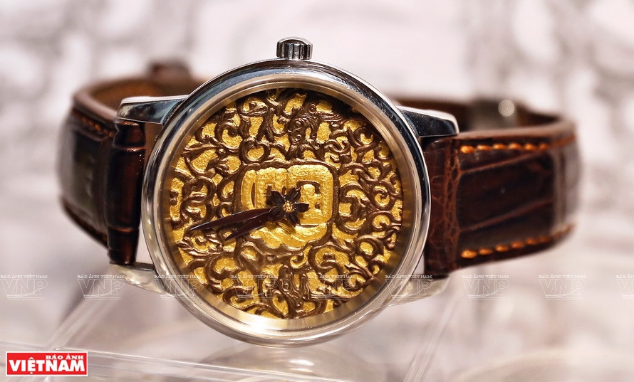 Циферблат, подзолоченный 24-каратным золотом, техника подзолочения особенно сложна для циферблатов часов. (Фото: ИЖВ)