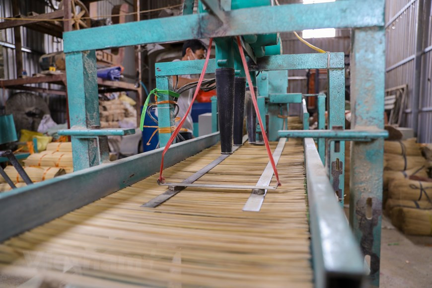 Ремесленники в Куангфукау - дотошны и скрупулезны уже с выбора сырья, потому что это работа религиозная. (Фото: ВИА)