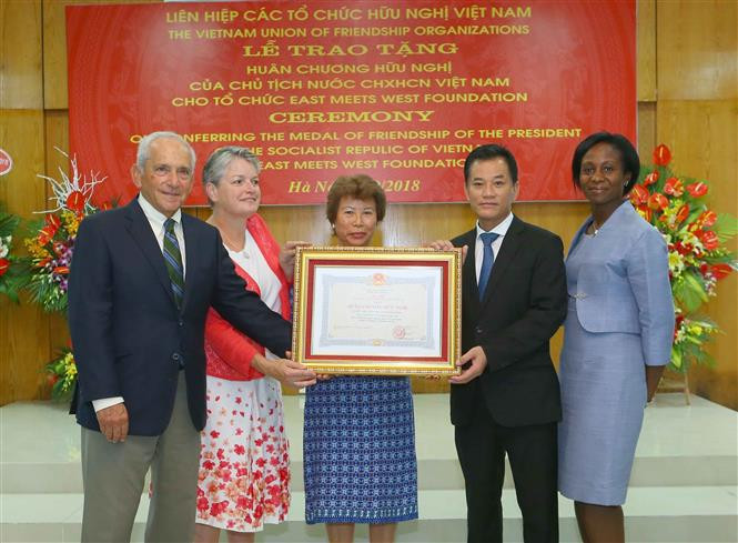 Вьетнамский союз организаций дружбы (VUFO) организовал церемонию награждения медалью дружбы призидента страны американской неправительственной организации EMWF за ее большой вклад в сокращение бедности и поддержку социально-экономического развития Вьетнама, утром 13 сентября 2018 года в Ханое. (Фото: ВИА)