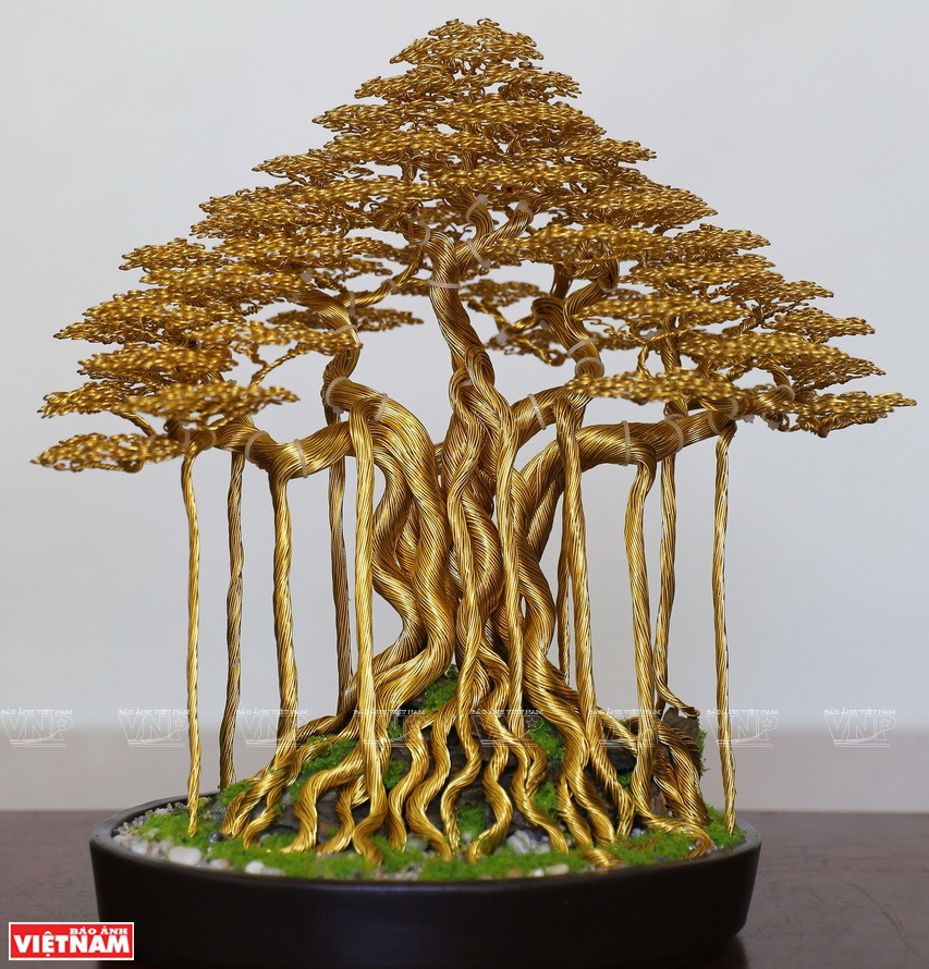 Некоторые работы бонсай из медной и алюминиевой проволоки Фам Ван Зоаня. (Фото: ИЖВ)