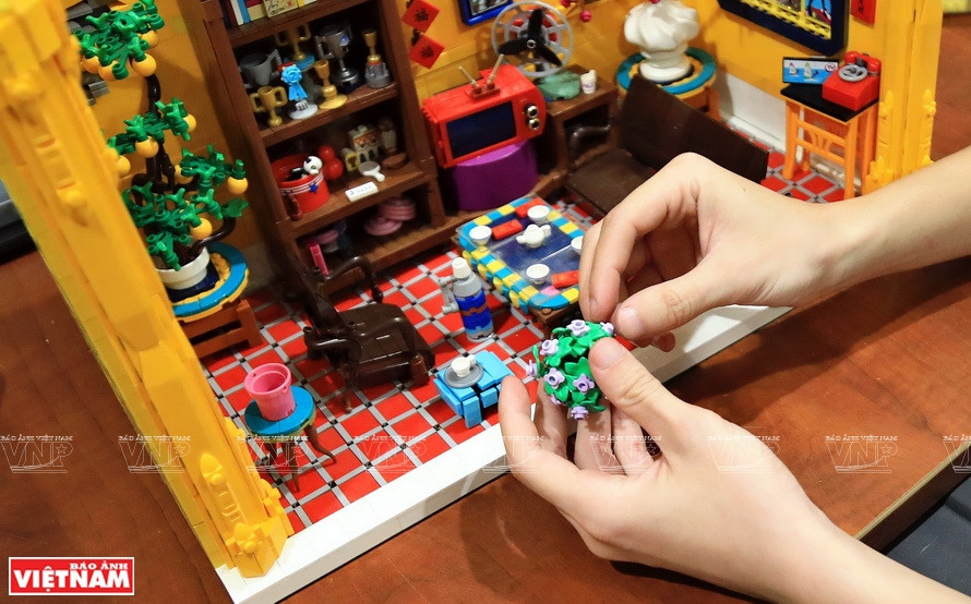 Хоанг сказал, что самое трудное – оформить деревья или орнаменты на пагодах. «Lego характеризуется квадратной формой, поэтому довольно сложно создать из них изогнутые линии или резные детали». (Фото: ИЖВ)